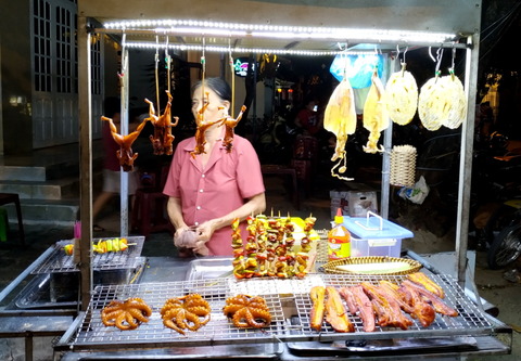 2019_Hoi An_night market_food stall