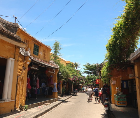 Hoi An Town_yellow wall