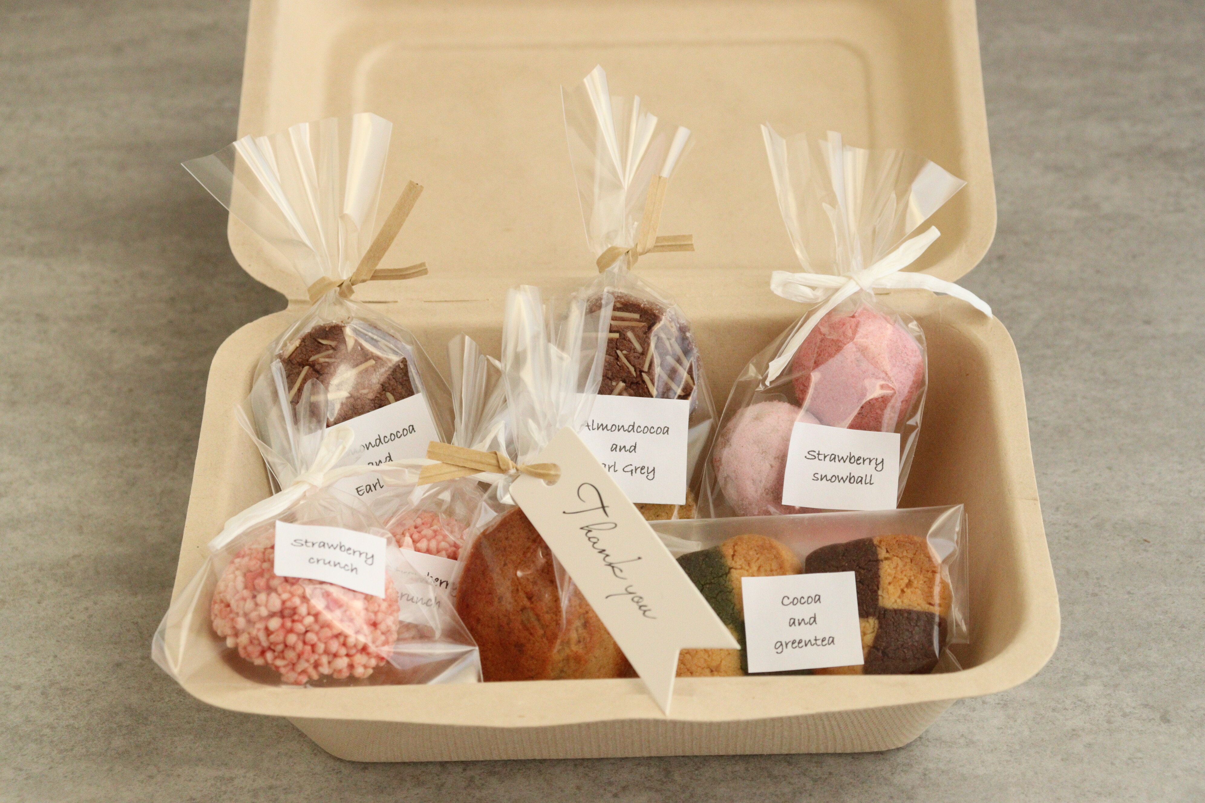 ラッピングでお店風を目指す焼き菓子詰め合わせボックス（プレゼントに