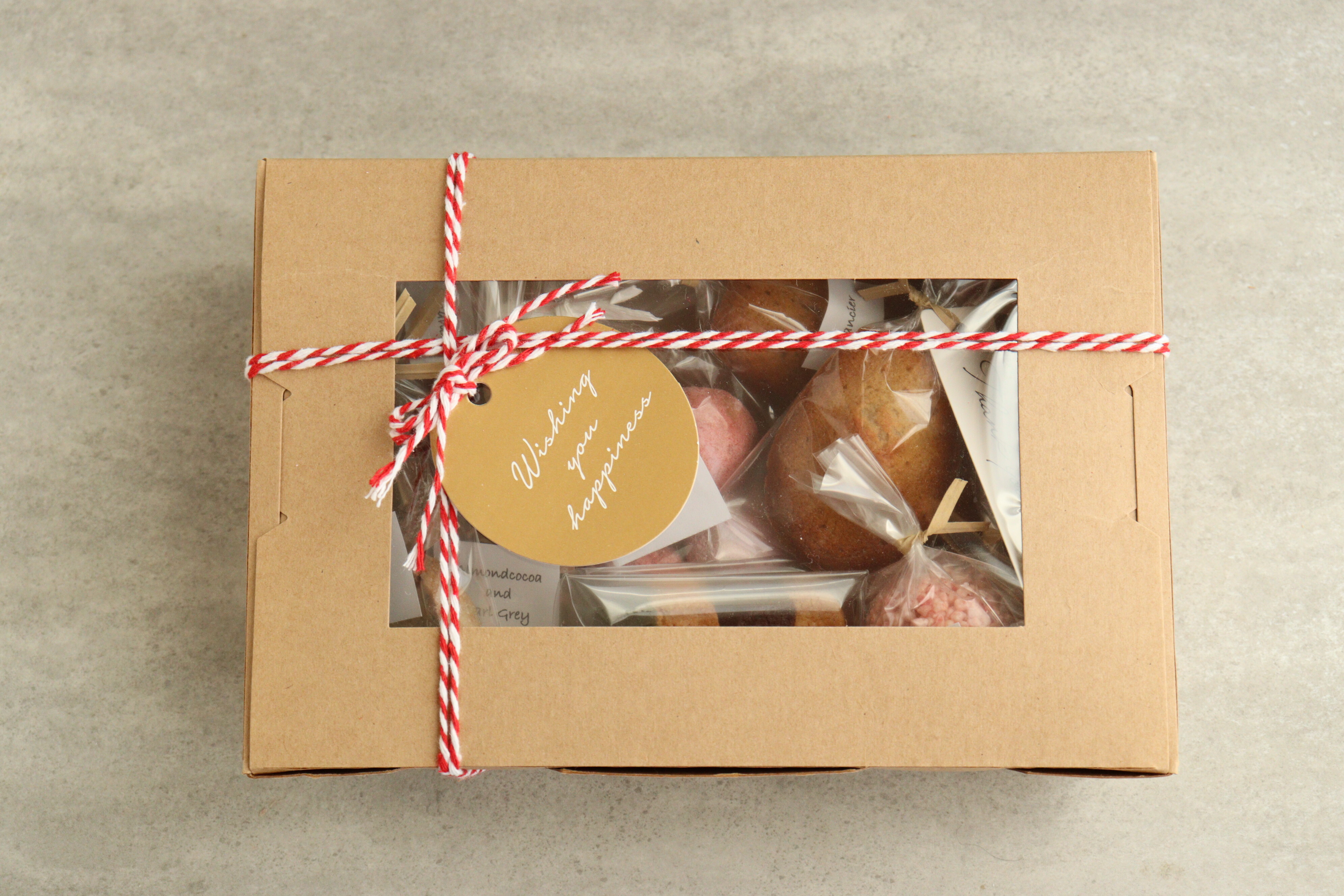 ラッピングでお店風を目指す焼き菓子詰め合わせボックス（プレゼントに