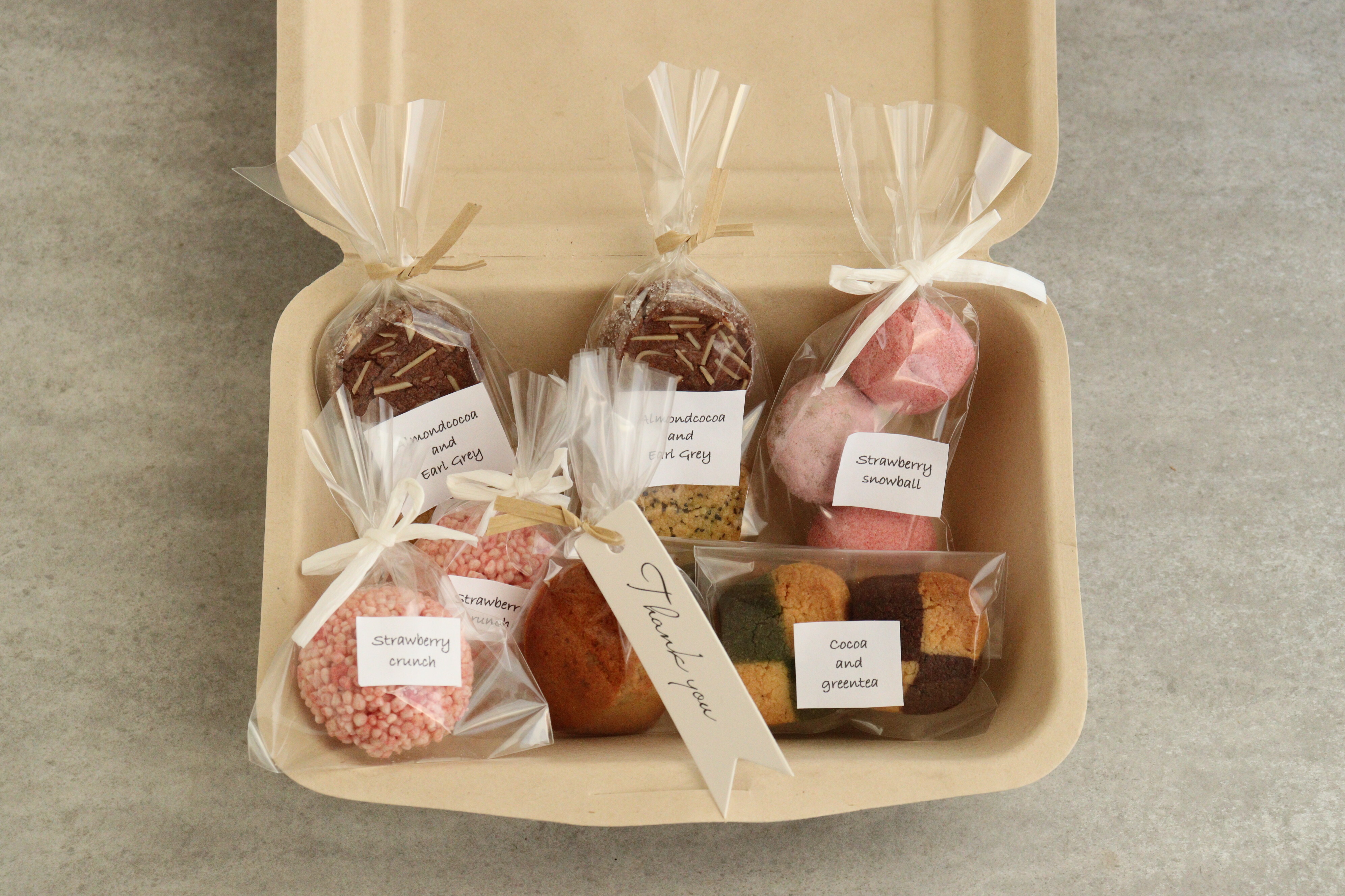 ラッピングでお店風を目指す焼き菓子詰め合わせボックス（プレゼントに