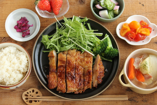 チキンソテーとトマトソースオムレツと新玉ねぎのマリネとお礼 ゴホウビブログ 2