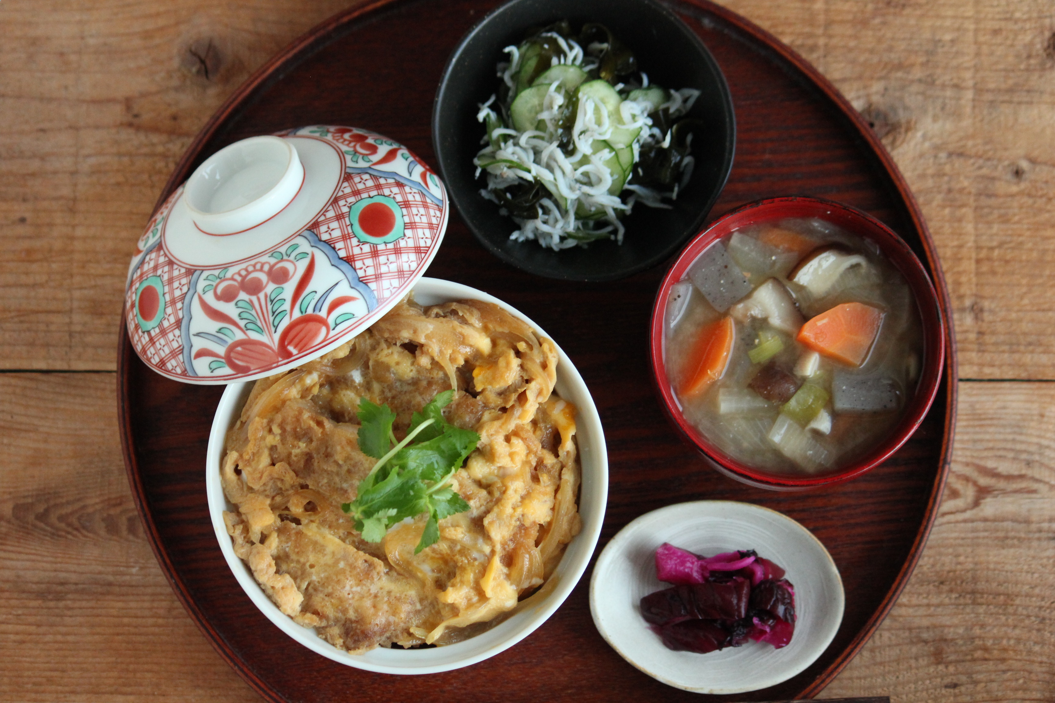 比 黄金 カツ つゆ 丼