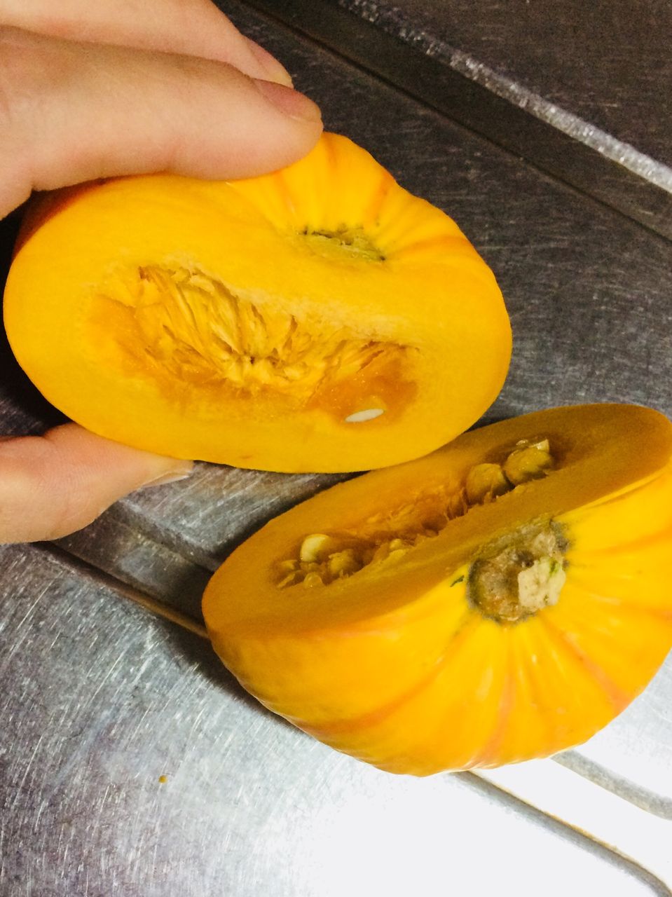 おもちゃカボチャの中身を切ってみました 山本歯科スタッフブログ