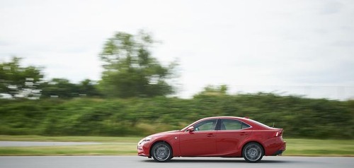 Lexus_IS_200t_05_hi__mid