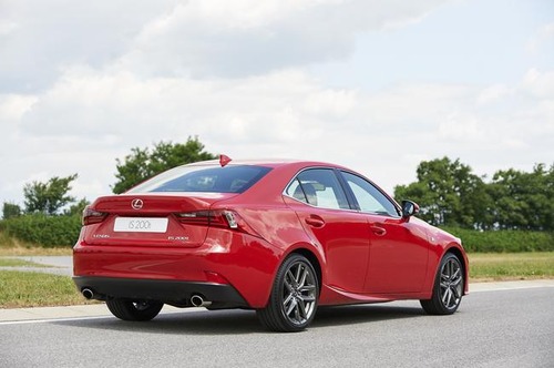 Lexus_IS_200t_08_hi__mid