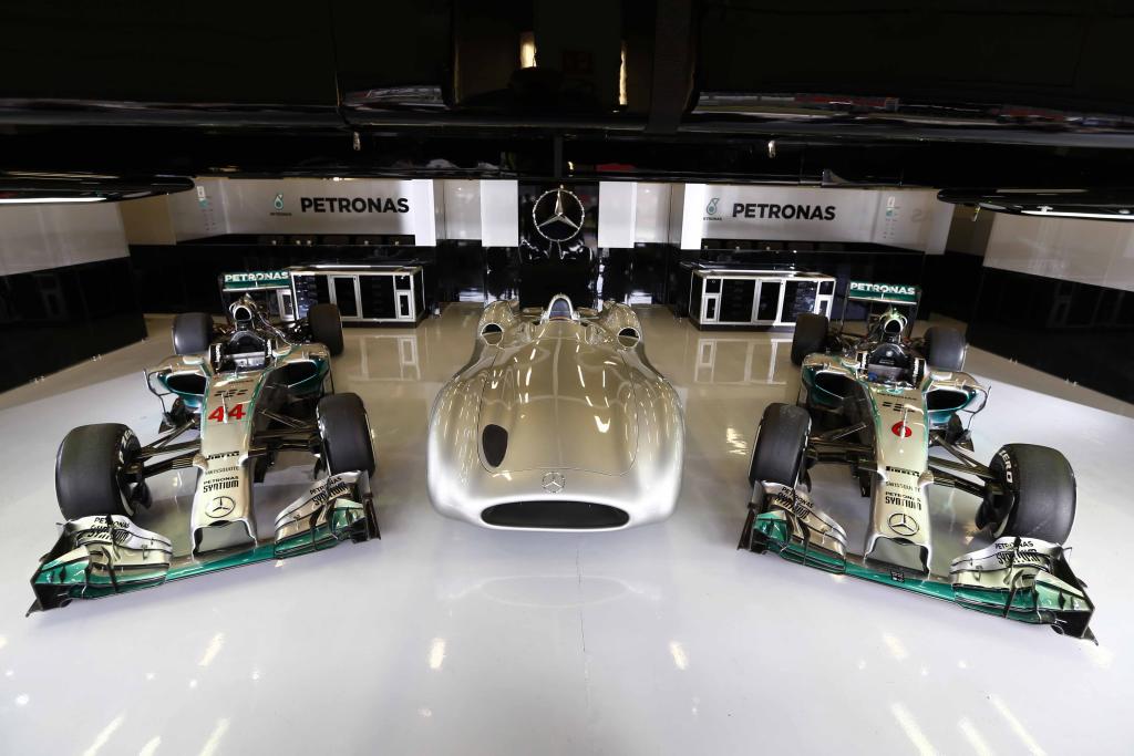 F1マシンのステアリングホイール、今昔写真 : クルマのミライNEWS F1マシンのステアリングホイール、今昔写真 : クルマのミライNEWS