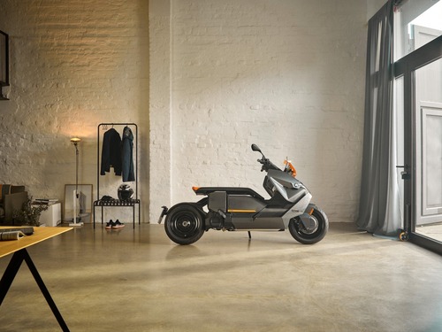 P90428691_lowRes_the-new-bmw-ce-04-th