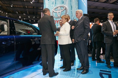 Angela_Merkel_and_Toyota_Mirai0004