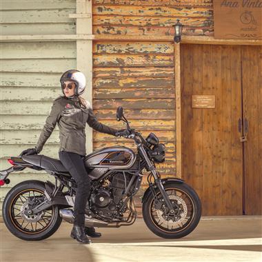 th_22MY_Z650RS_GN1_ACT5