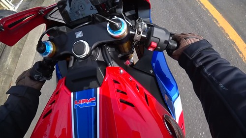 CBR1000RRR_Trim_Moment