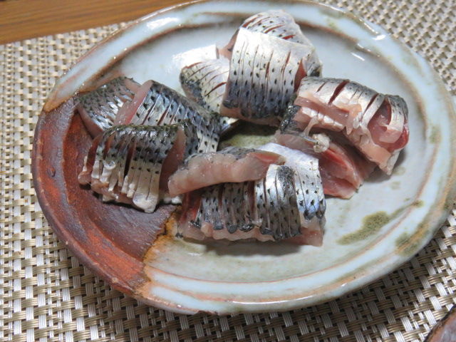 刺身 コノシロの刺身 細かく骨切りして食べます トトズキッチン 父親である私がザックリ簡単に 適当に作ってます 家呑みが好きなおっさんです