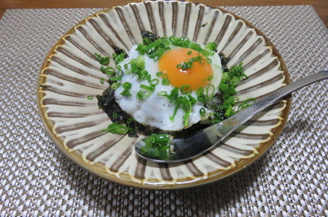 朝ごはん 韓国海苔をトッピングして目玉焼き丼 美味いです トトズキッチン 父親である私がザックリ簡単に 適当に作ってます 家呑みが好きなおっさんです