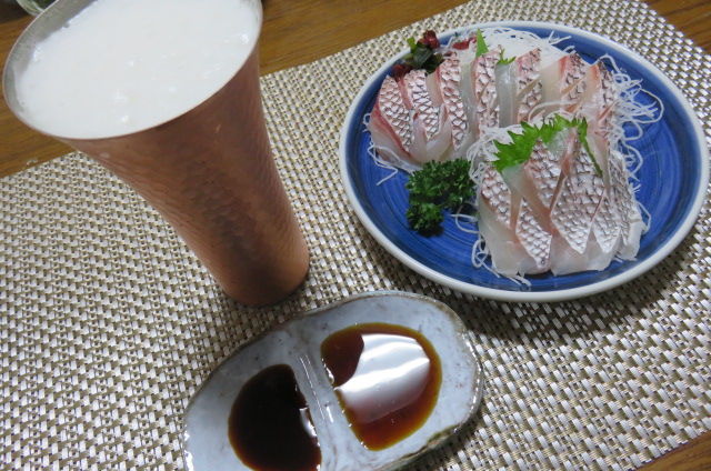 刺身 やっぱ鯛の刺身は美味しいです 醤油とポン酢でいただきます トトズキッチン 父親である私がザックリ簡単に 適当に作ってます 家呑みが好きなおっさんです