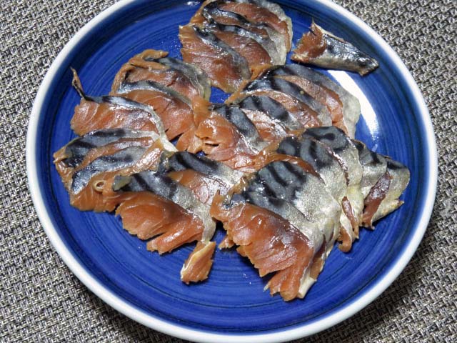 鯖のへしこの刺身 なかなかの珍味ですね 酒がすすむ トトズキッチン 父親である私がザックリ簡単に 適当に作ってます 家呑みが好きなおっさんです