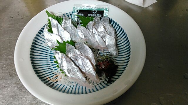 太刀魚のお刺身 トトズキッチン 父親である私がザックリ簡単に 適当に作ってます 家呑みが好きなおっさんです 太刀魚のお刺身 トトズキッチン 父親である私がザックリ簡単に 適当に作ってます 家呑みが好きなおっさんです