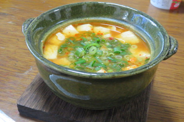 土鍋の小鍋で作る 簡単豆腐チゲ 辛くて美味いです トトズキッチン 父親である私がザックリ簡単に 適当に作ってます 家呑みが好きなおっさんです