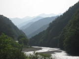 朝の遠山川
