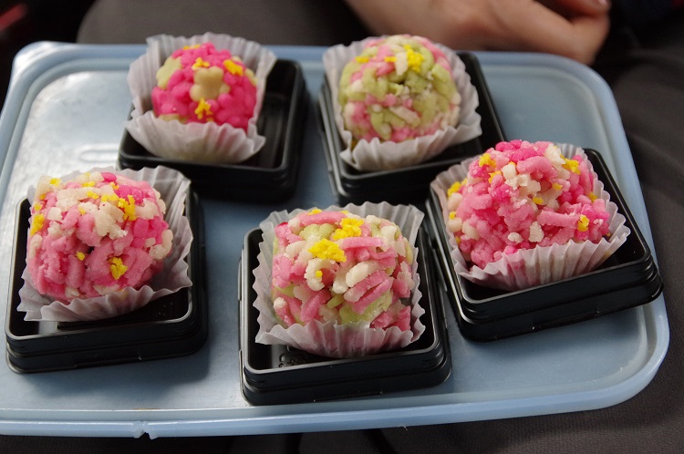 2019050325きんとんと花