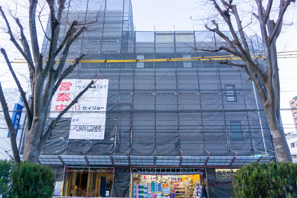 中央林間駅ちかくのビル ぷちモアーズ5 が壁面リニューアル工事してる 大和とぴっく やまとぴ