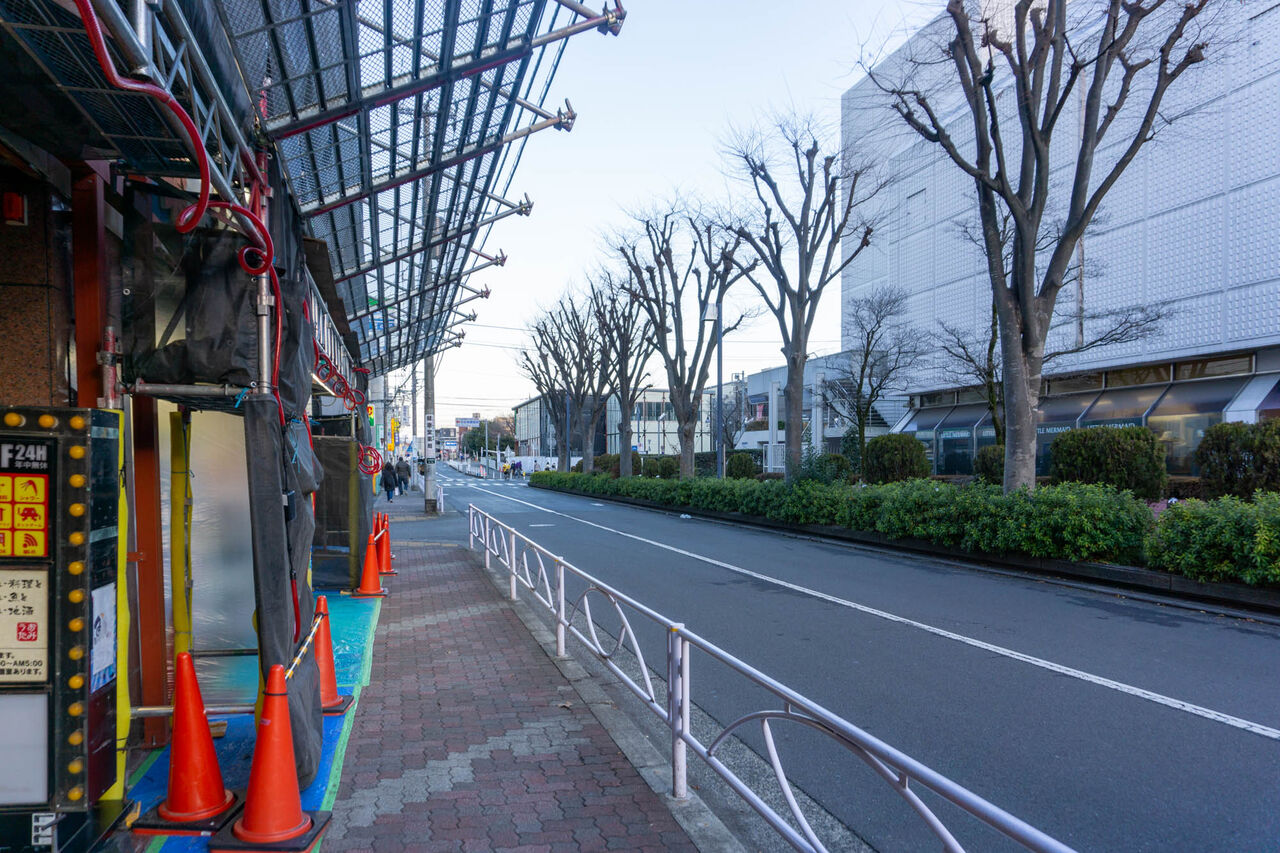 中央林間駅ちかくのビル ぷちモアーズ5 が壁面リニューアル工事してる 大和とぴっく やまとぴ