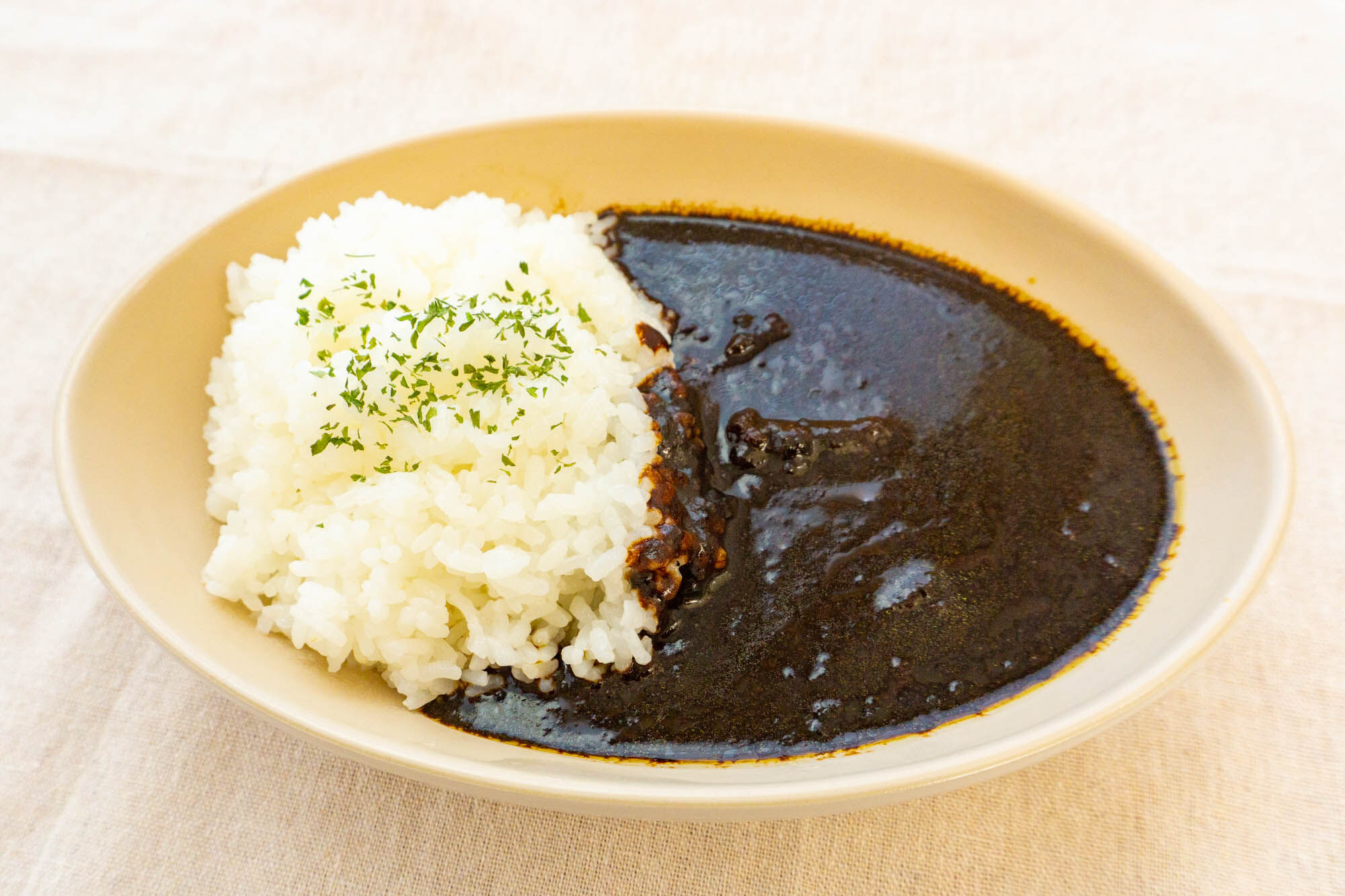 黒カレー 冷凍グルメ自販機」の『和牛すじ黒カレー』（大和市中央林間）【やまと