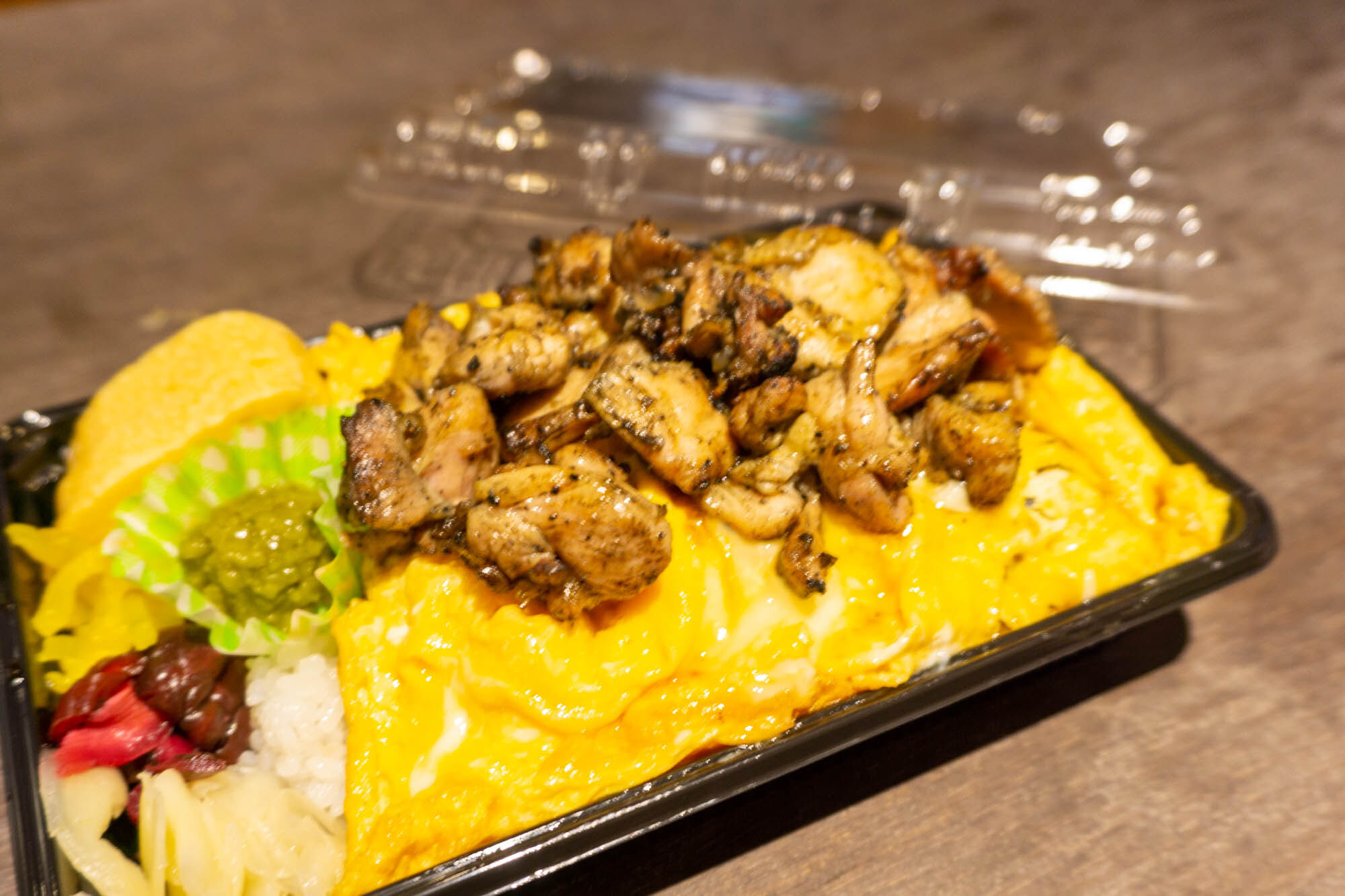 炭火串焼物語 SAKE」の『地鶏まっくろ焼のせ親子重定食』（大和市大和