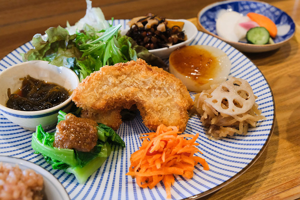 「シロクマ食堂」の『ベジプレート』（大和市南林間）【やまとぴグルメ】