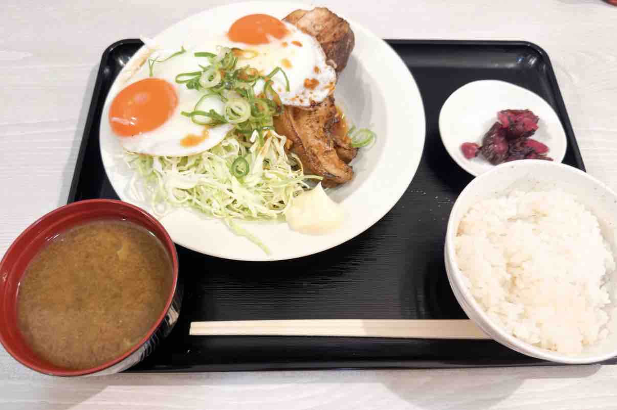 あたに食堂」の『チャーシューエッグ定食』（大和市中央林間）【やまと
