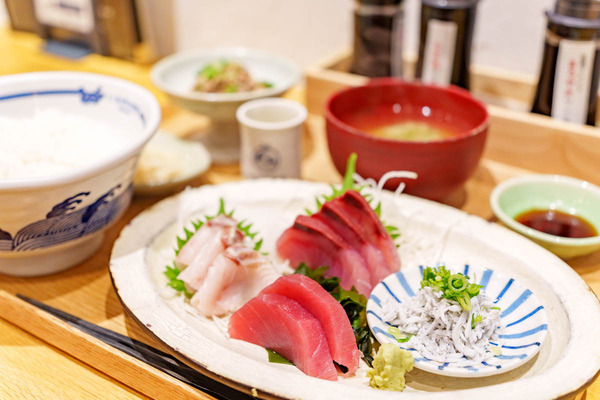 「いまがわ食堂」の『釜揚げしらすと刺身定食』（小田急マルシェ大和）【やまとぴグルメ】