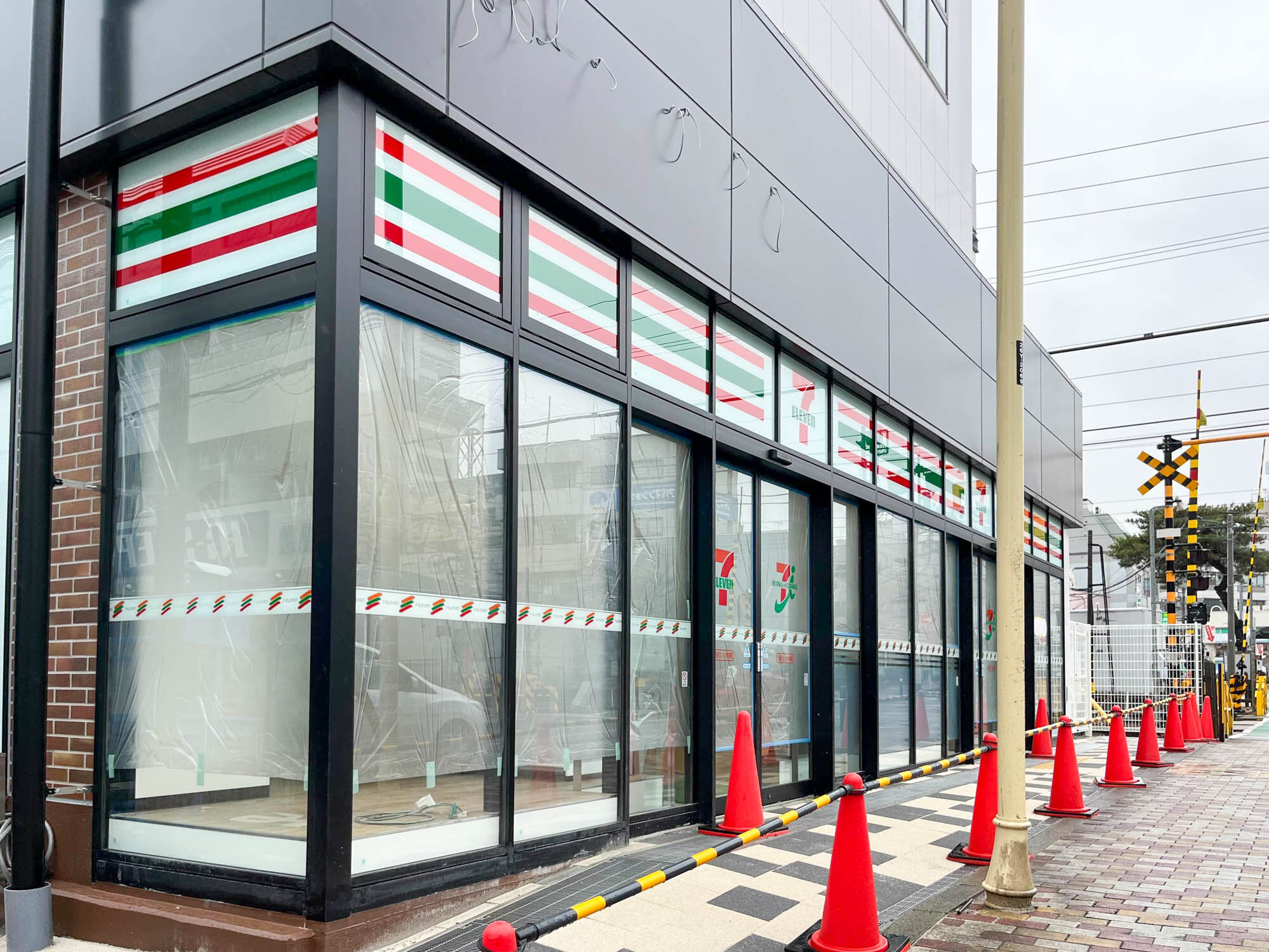【追記:オープン区画は踏切側】小田急マルシェ中央林間にセブンイレブンができるみたい。中央林間駅東口となり。4月1日オープン予定 : 大和とぴっ