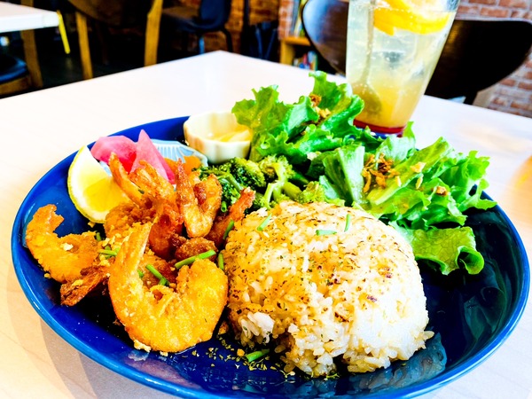 「ザ・ハミングスプーン」の『ガーリックシュリンププレート』など（大和市林間）【やまとぴグルメ】