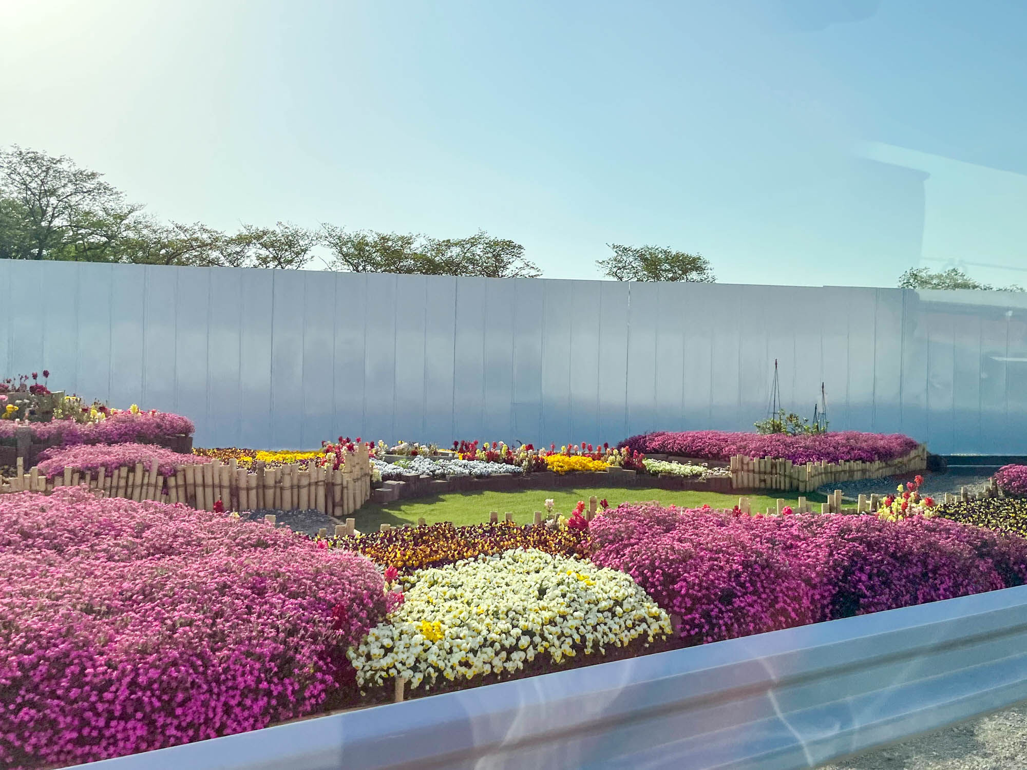 上瀬谷にある海軍道路の「花博」工事がすすんでる。道路沿いに花壇設置