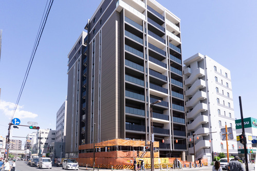 【追記：カバーが外されていました】大和駅ちかくにつくってるマンション「ポレスター大和中央」ができてきてる。6月下旬完成予定
