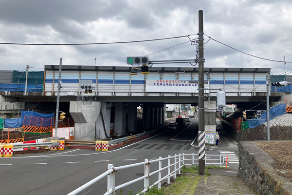 上草柳の東名高速道路下の横断歩道