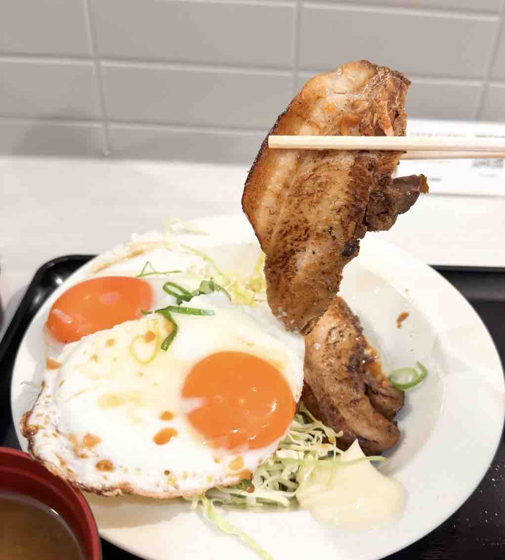 あたに食堂」の『チャーシューエッグ定食』（大和市中央林間）【やまと