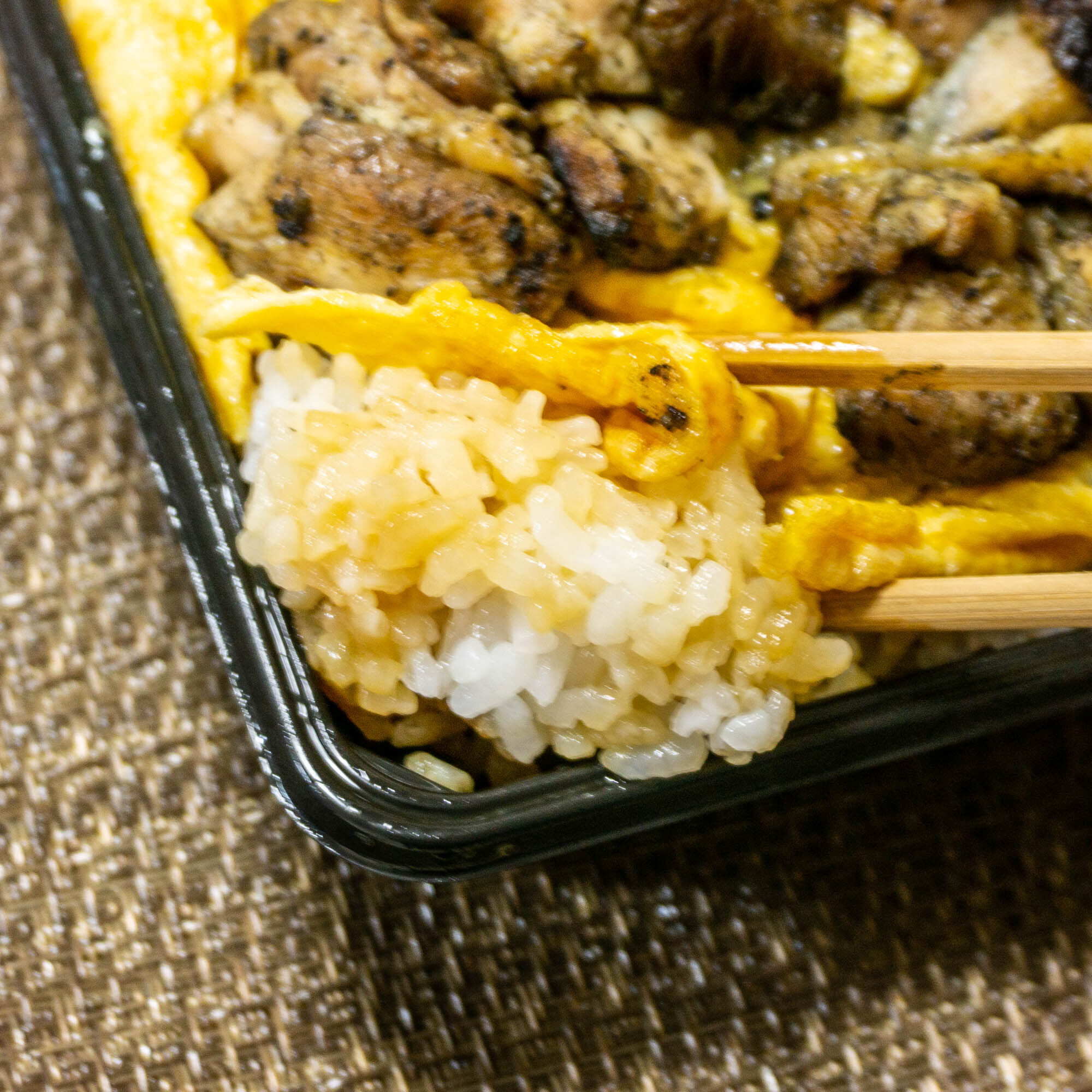 炭火串焼物語 SAKE」の『地鶏まっくろ焼のせ親子重定食』（大和市大和