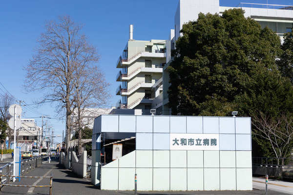 病院と歩道橋-2202243