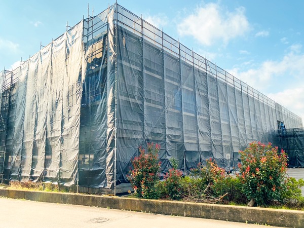 イオンモール座間ちかくの「ホリデイスポーツクラブ」だったとこが幕に覆われてる