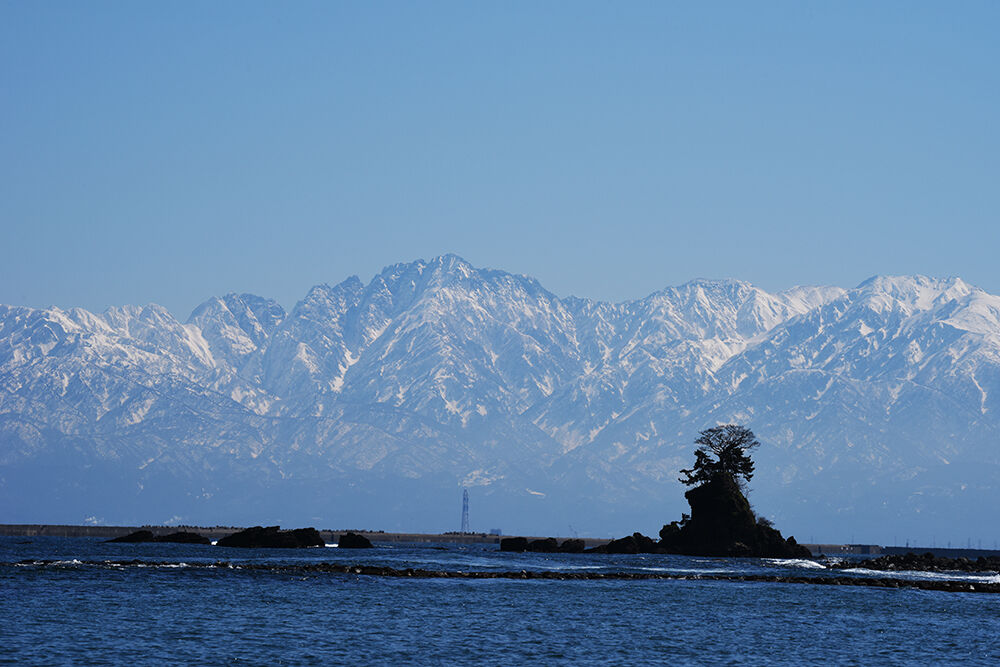雨晴海岸から立山連峰を望む あうとどあ らいふ 雨晴海岸から立山連峰を望む あうとどあ らいふ