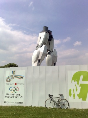実物大ガンダムと自転車