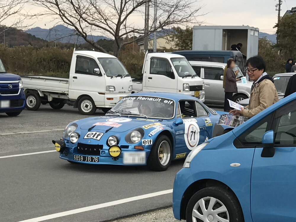 加西 鶉野飛行場跡にクラシックカー来る 屋根さんのつぶやき