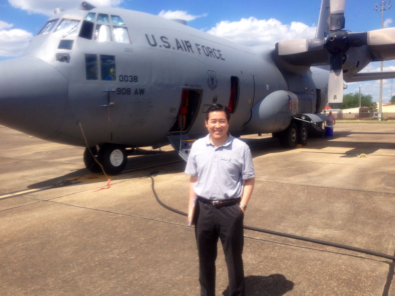 Politologue Sans Frontieres 国境なき政治学者 ｃ１３０輸送機の前で