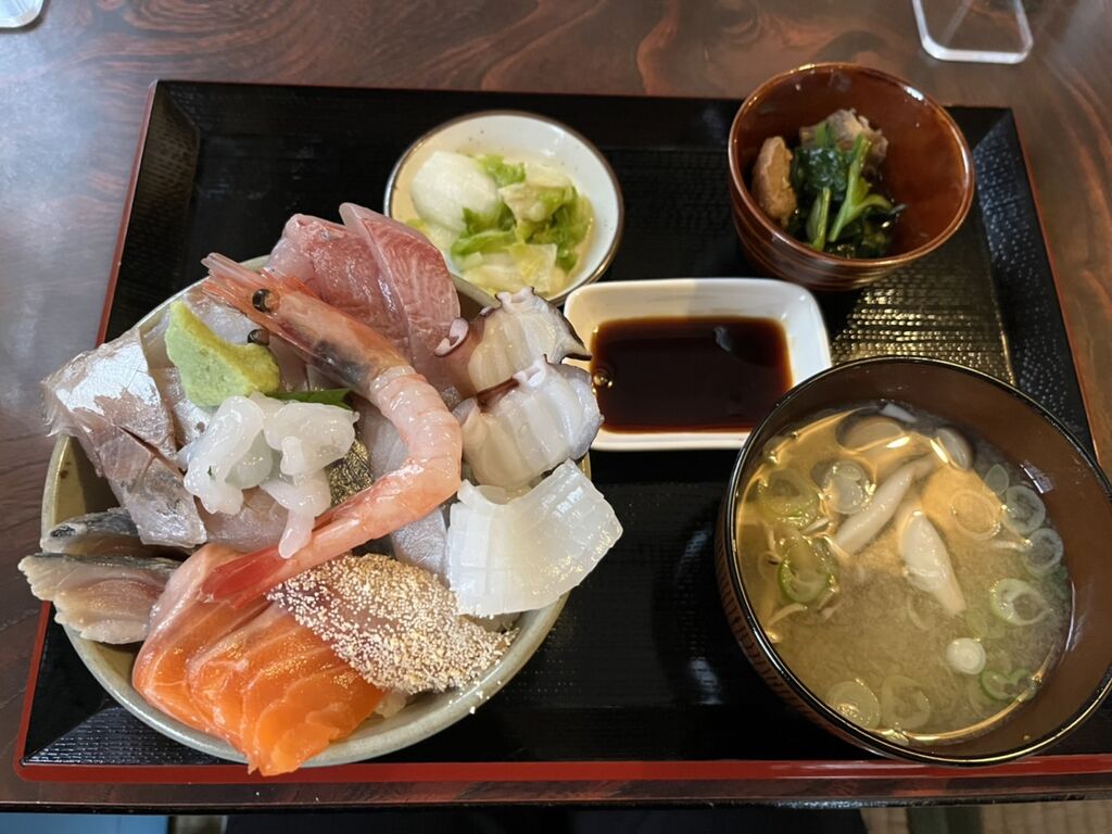 海鮮丼の食べ方 田所大介の富山なんでも食遊記