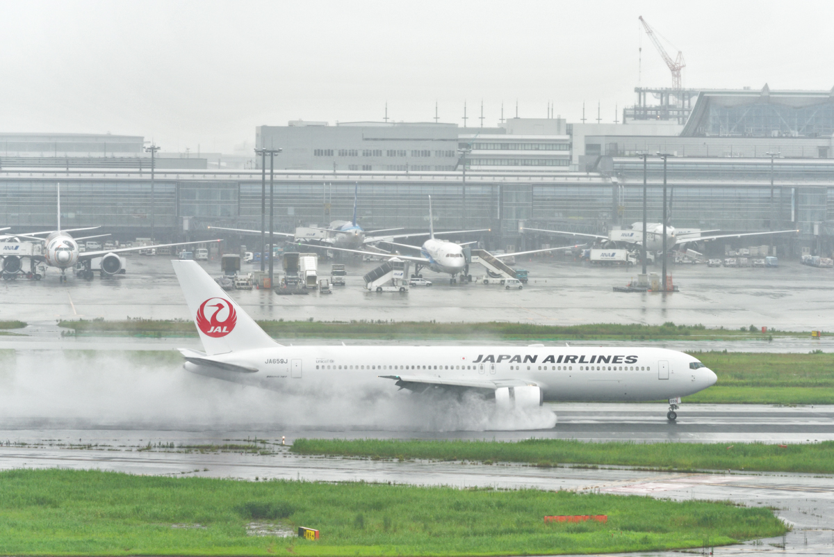 19年7月16日 雨の羽田空港と夜の靖国神社 Yasの写真保存庫 19年7月16日 雨の羽田空港と夜の靖国神社 Yasの写真保存庫