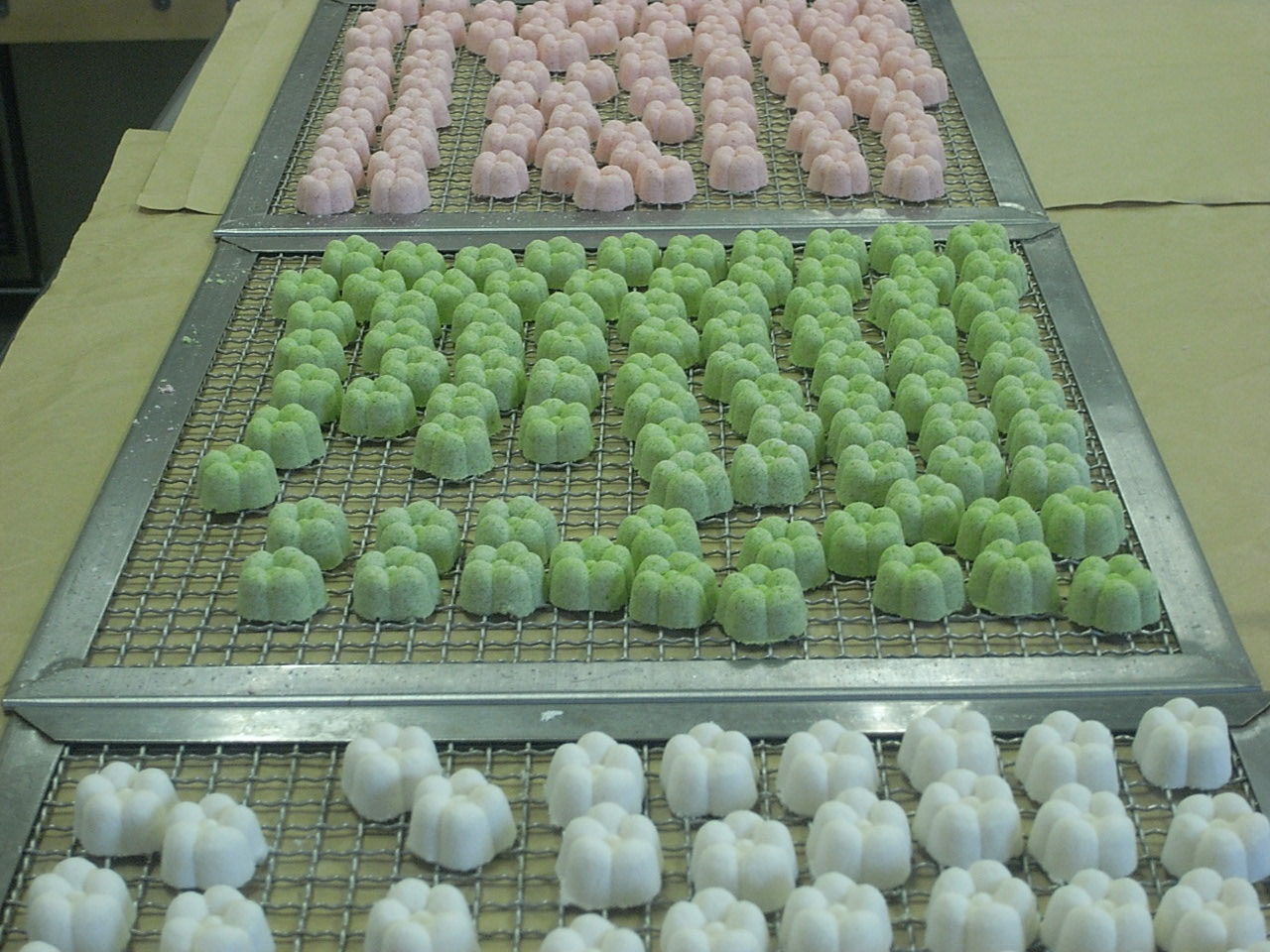 盆菓子にも 和三盆糖 入りの落雁 朝日堂 和菓子屋 日記 長野市 盆菓子にも 和三盆糖 入りの落雁 朝日堂 和菓子屋 日記 長野市