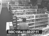 監視カメラがとらえたポルターガイスト現象におびえる店員さん