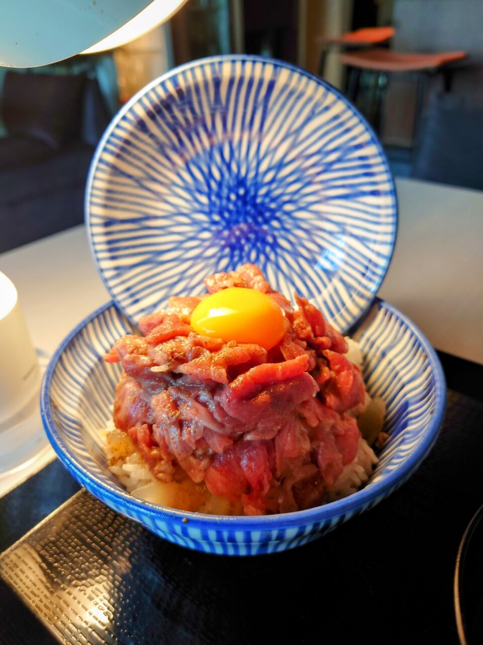 ごはん】愛知県産の鳳来牛を使ったレア牛丼が味わえる「間借り 元祖