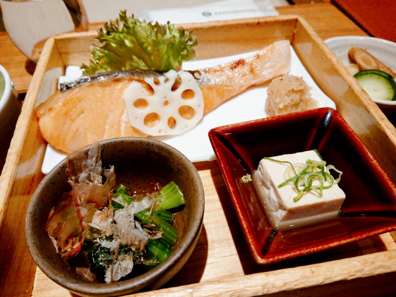朝御飯 羽田空港の朝食 Hitoshinoyaの 鮭膳 東京 羽田空港第1ターミナル 西野靖浩の日記