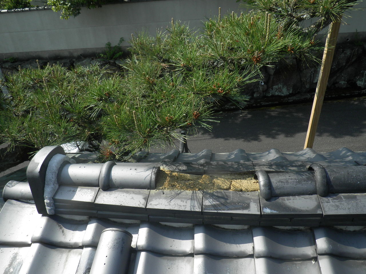 数寄屋門の瓦 奈良県生駒市の屋根工事店 安井瓦店はこんな感じです